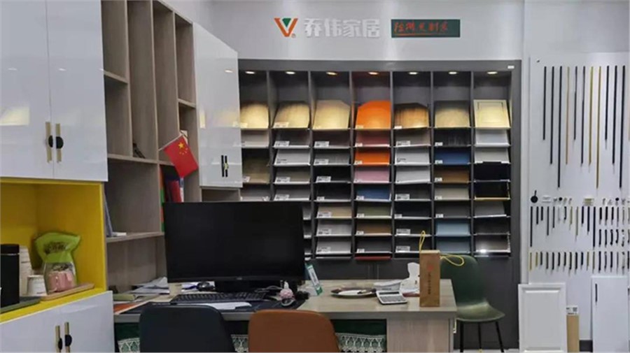 喬偉家居集團(tuán)董事長(zhǎng)等相關(guān)負(fù)責(zé)人蒞臨銅仁沿河喬偉全屋定制門(mén)店視察工作